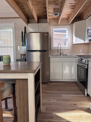 ثلاجة، ميكروويف، فرن، موقد طهي مسطح