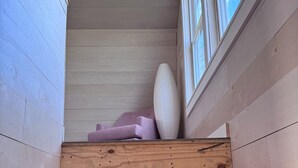 Eine Holztreppe mit Blick zum Himmel durch ein Fenster.