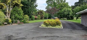 Property grounds - A cozy studio retreat near Te Awamutu. (Te Awamutu)