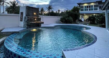 Spacious 5-bedroom beachfront in charming Kui Buri with AC, WiFi, pool. 3 villas