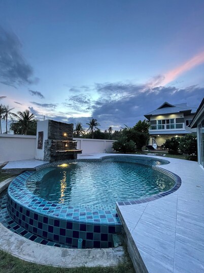 Spacious 5-bedroom beachfront in charming Kui Buri with AC, WiFi, pool. 3 villas