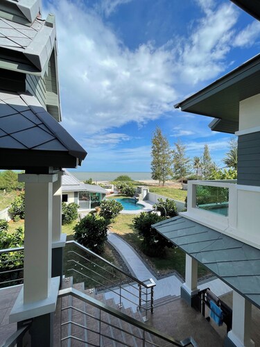 Spacious 5-bedroom beachfront in charming Kui Buri with AC, WiFi, pool. 3 villas