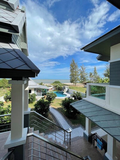 Spacious 5-bedroom beachfront in charming Kui Buri with AC, WiFi, pool. 3 villas