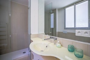 Hair dryer, towels, soap, toilet paper - Magnificent Famous Lido Waterfront Gem (Saint-Jean-Cap-Ferrat)