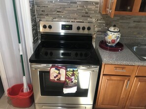 Private kitchen - Charming 2-bedroom apartment in Pleasant Valley Stream with AC, WiFi (Valley Stream)