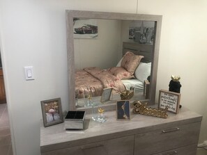2 bedrooms, iron/ironing board, WiFi, bed sheets - Charming 2-bedroom apartment in Pleasant Valley Stream with AC, WiFi (Valley Stream)
