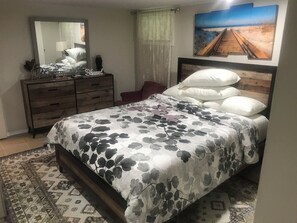 2 bedrooms, iron/ironing board, WiFi, bed sheets - Charming 2-bedroom apartment in Pleasant Valley Stream with AC, WiFi (Valley Stream)