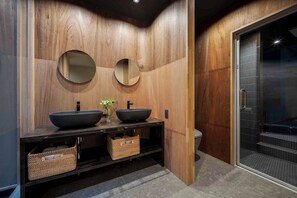 Casa de ciudad tradicional, 2 habitaciones, para no fumadores, cocineta | Baño | Tina con regadera, regadera tipo lluvia, amenidades de baño gratuitas 