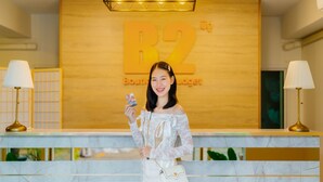 A reception area with a marble counter, two lamps, and a large sign with 'B2 Boutique' written on it. - B2 Chiang Rai Resort Boutique & Budget Hotel (Chiang Rai)