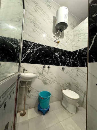 Deluxe Room | Bathroom. Surya Vishram Greh