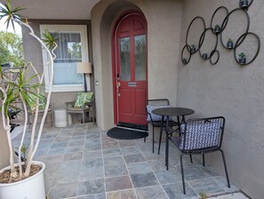 Outdoor dining - Modern 1-bedroom apartment in quiet neighborhood in charming Encinitas (Encinitas)