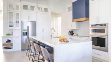 Geladeira, micro-ondas, fogão, cooktop