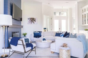 Televisión, chimenea y oficina 