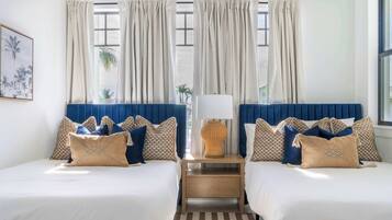 5 slaapkamers, een bureau, een strijkplank/strijkijzer, reisbedje