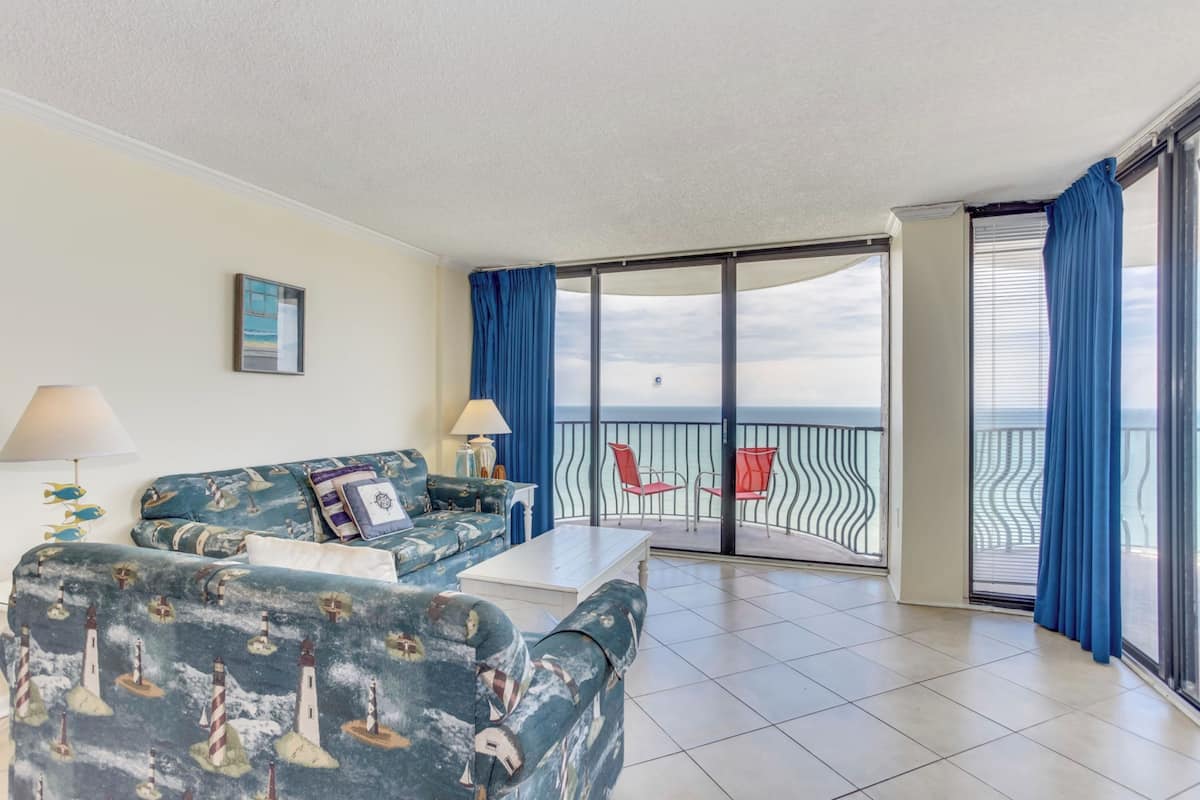 Comfort Condo, 3 Bedrooms, Balcony, Ocean View | Living room | 50-inch Smart TV with digital channels