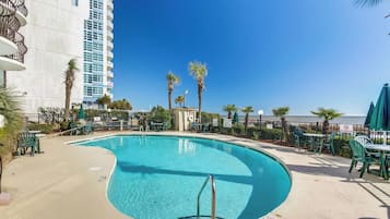 Una piscina techada, una piscina al aire libre