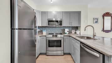 Executive Condo, 3 Bedrooms, Balcony, Beach View | Private kitchen | Fridge, microwave, oven, stovetop