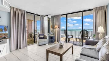 Appartamento familiare, 3 camere da letto, balcone, vista spiaggia | Soggiorno | Smart TV 50 pollici con canali digitali
