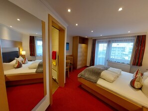 LÀgenhet Deluxe - privat badrum - utsikt mot dalen | 3 sovrum, individuell inredning, unika möbler och skrivbord