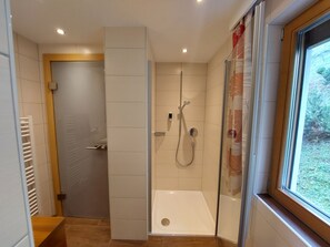 Deluxe Condo, Private Bathroom, Valley View | Bathroom | Free toiletries, hair dryer, towels, soap - Apart Frühstückspension Stark Paznaun (Kappl)