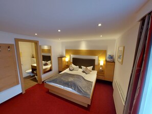 Deluxe Condo, Private Bathroom, Valley View | 3 bedrooms, desk, laptop workspace, WiFi (free)