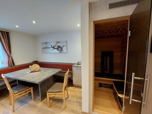 LÀgenhet Deluxe - privat badrum - utsikt mot dalen | Eget kök | Stort kylskÄp, mikrovÄgsugn, ugn och spishÀll