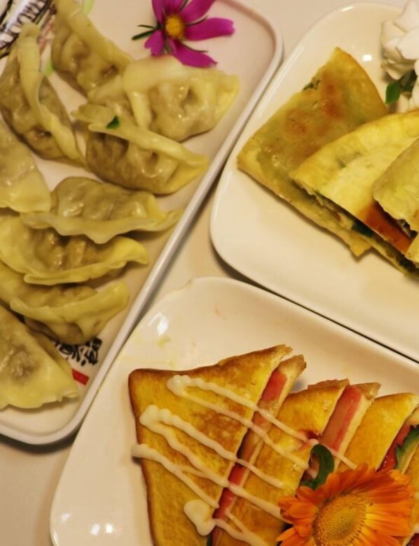 A tray with dumplings and a plate with a sandwich. - Shanghai Monegative Time Garden Hotel (Shanghai)