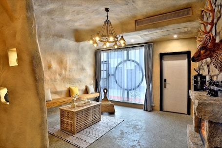 Decoración personalizada, muebles diferentes y cortinas blackout