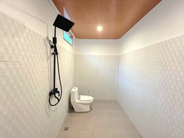 Ducha, artículos de higiene personal gratuitos, toallas y jabón