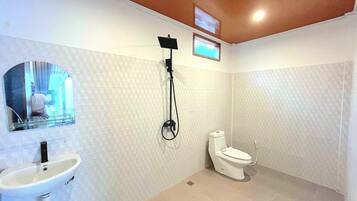Habitación doble | Baño | Ducha, artículos de higiene personal gratuitos, toallas y jabón
