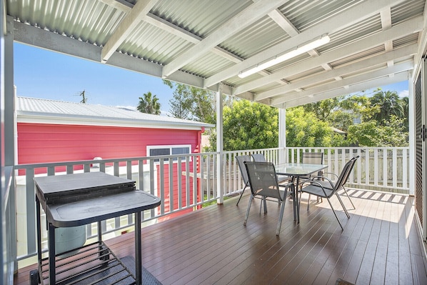 Outdoor dining - NALU, part of the Ohana Surf Bungalows (<5 minute walk to beach and shops). (Scotts Head)