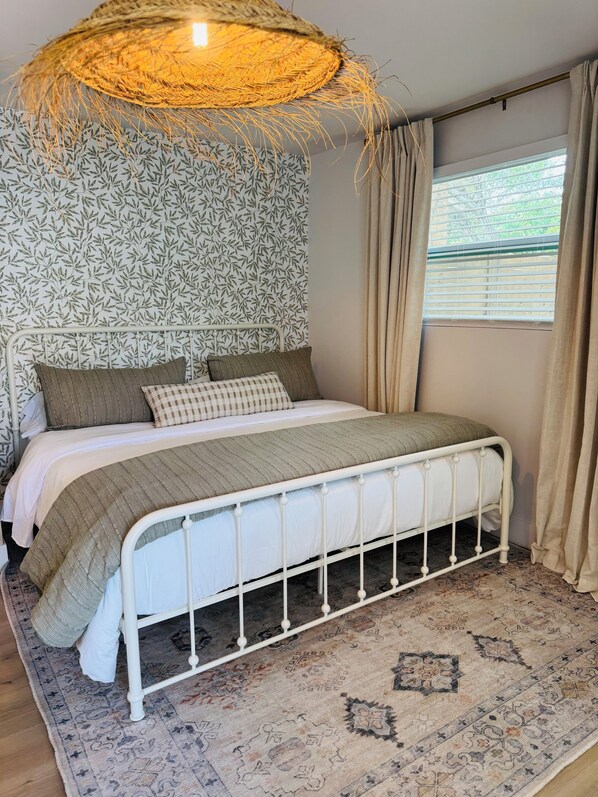 3 bedrooms, desk, iron/ironing board, free WiFi