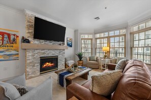 Smart TV, fireplace, books - Indigo Waters- Steps to the sand! Sleeps 7! Book today! (Sheboygan)