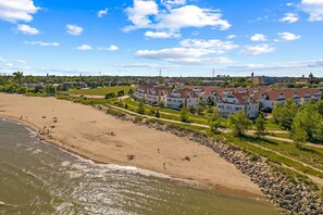 In Strandnähe, Liegestühle, Strandtücher