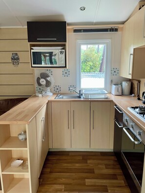 Kjøleskap, mikrobølgeovn, ovn og kokeplater