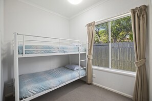 3 quartos, ferros/tábuas de passar roupa, Wi-Fi, roupa de cama