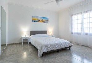 5 bedrooms, iron/ironing board, WiFi, bed sheets