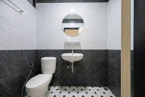 Chuveiro, secador de cabelo, bidê, toalhas de banho