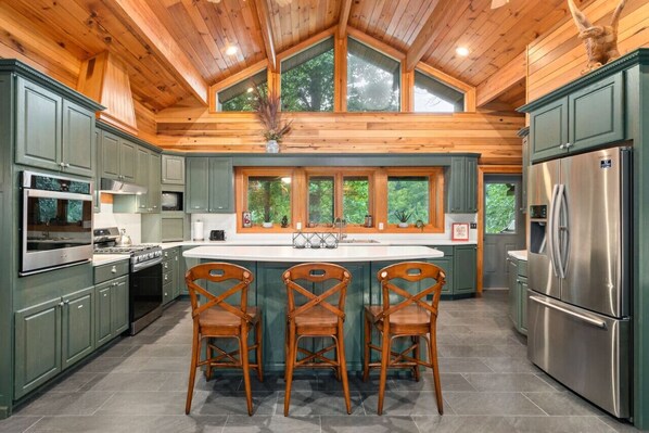 Kylskåp, mikrovågsugn, ugn och spishäll