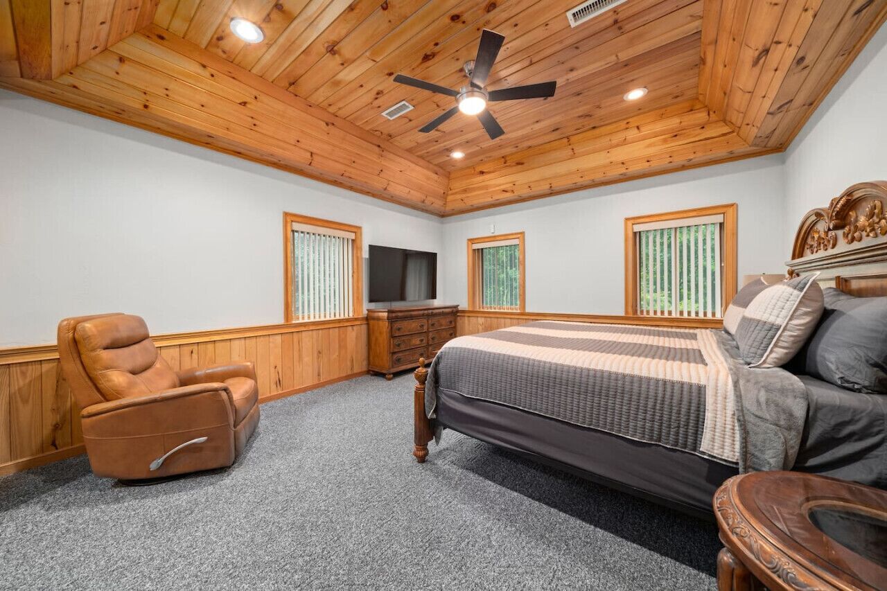 5 chambres, bureau, fer et planche à repasser, lit parapluie