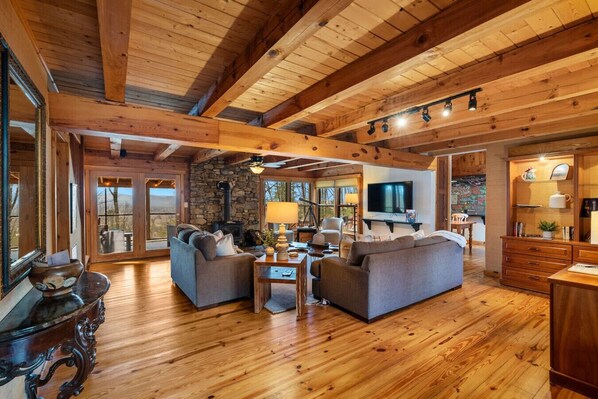 テレビ、暖炉、ステレオ