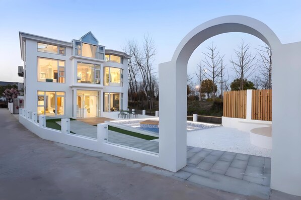 المنشأة من الخارج