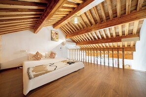 Loft exclusivo | Espacio para trabajar con un portátil y cortinas opacas