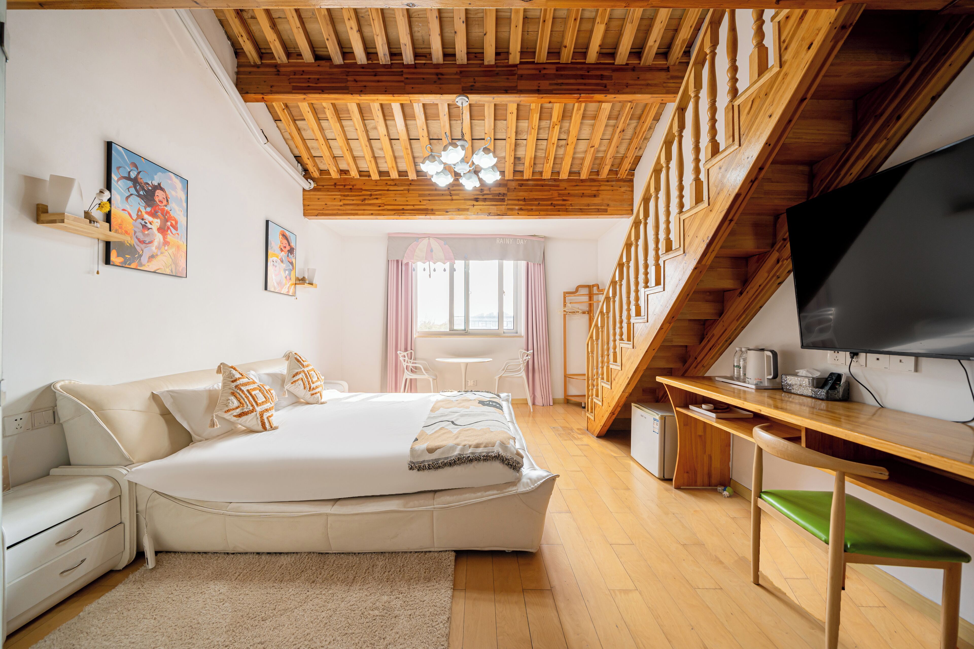 Un dormitorio con una cama, un escritorio, un televisor y una escalera.