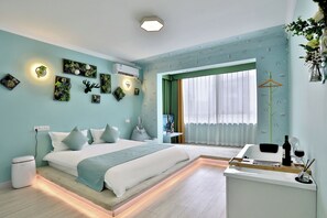 Espacio para trabajar con laptop y cortinas blackout