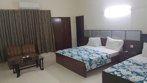 Standard Triple Room | Desk, free WiFi