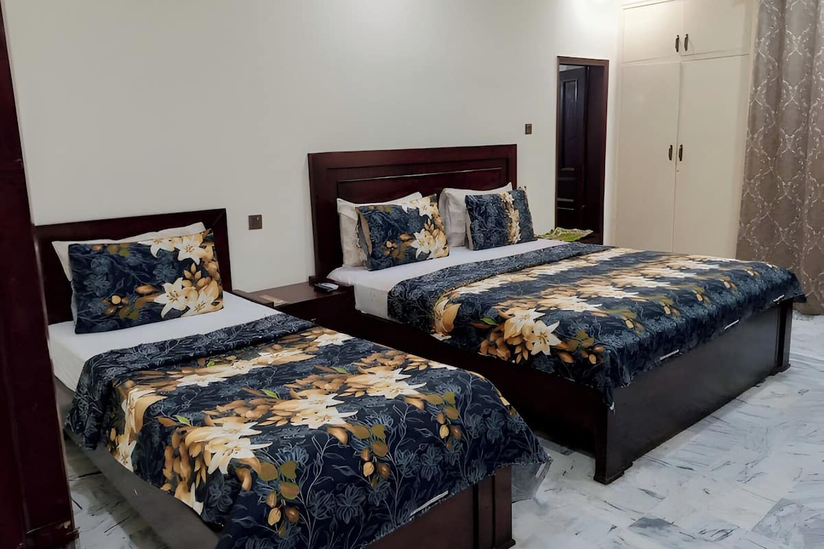 Quarto triplo standard | Escrivaninha, Wi-Fi de cortesia