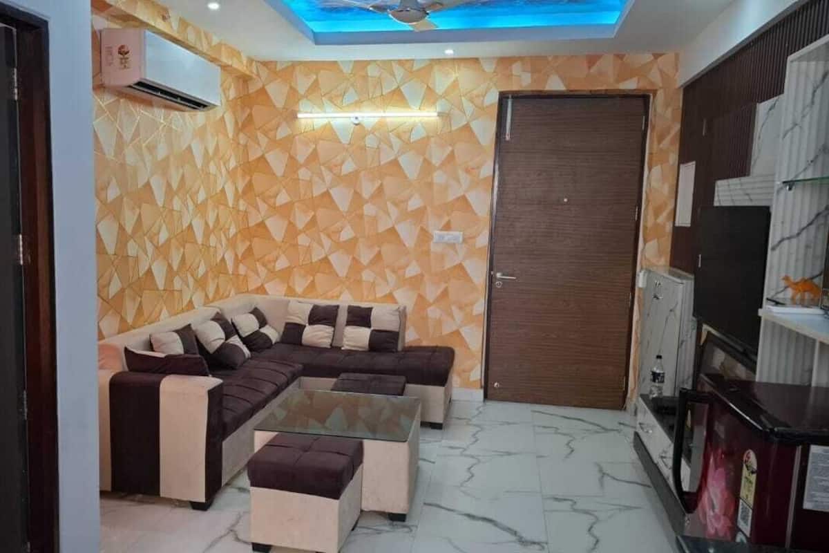 Superior Studio, 1 King Bed, Kitchen, City View | Living area