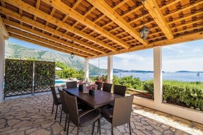 Outdoor dining - Apartments Villa Made 4U Deluxe Four Bedroom Apartment with Terrace and Sea View (Mlini)