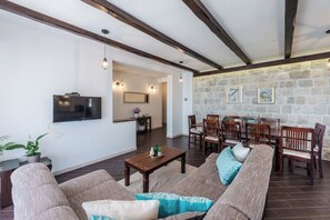 TV - Apartments Villa Made 4U Deluxe Four Bedroom Apartment with Terrace and Sea View (Mlini)